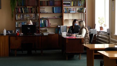 У Житомирському обласному архіві оцифровують документи за допомогою безконтактних сканерів У Житомирському обласному архіві оцифровують документи за допомогою безконтактних сканерів