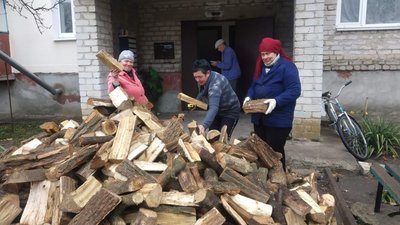 Між громадами на Запоріжжі почали розподіляти деревину. Які категорії населення можуть отримати таку допомогу