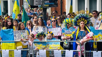 Співачка alyona alyona вийшла на Марш Матерів у Чехії Співачка alyona alyona вийшла на Марш Матерів у Чехії