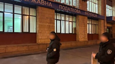 Працівники ДБР біля Податкової служби Працівники ДБР біля Податкової служби