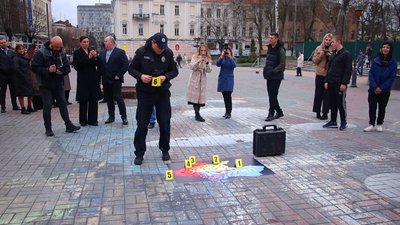 "Хто покарає злочинців?": у Вінниці провели акцію-перформанс на тему війни "Хто покарає злочинців?": у Вінниці провели акцію-перформанс на тему війни