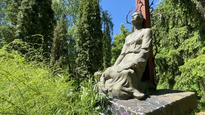 Пам'ятник жертвам голодомору у Сокиринцях на Чернігівщині, який створив скульптор-самоучка Леонід Гомон у 1993 році Пам'ятник жертвам голодомору у Сокиринцях на Чернігівщині, який створив скульптор-самоучка Леонід Гомон у 1993 році