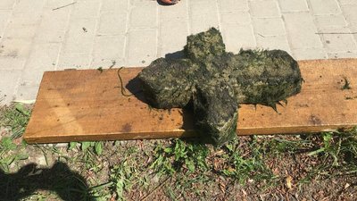 У Стрипі на Тернопільщині знайшли кам'яний хрест У Стрипі на Тернопільщині знайшли кам'яний хрест