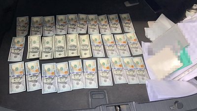 Шахраїв затримали під час передачі частини грошей від замовника