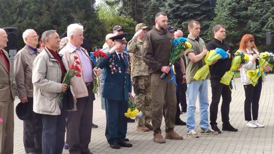 Покладанням квітів та хвилиною мовчання у Хмельницькому вшанували пам’ять загиблих у Другій світовій війні Покладанням квітів та хвилиною мовчання у Хмельницькому вшанували пам’ять загиблих у Другій світовій війні