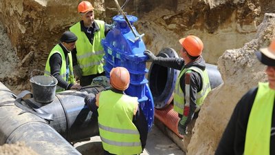 Бригада ЛМКП "Львівводоканал" проводить ремонтні роботи на водопроводі