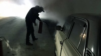 У Херсоні патрульні загасли палаючий автомобіль У Херсоні патрульні загасли палаючий автомобіль