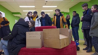 Різдвяні листівки, книжки та іграшки від житомирських ліцеїстів поїдуть дітям на деокуповану Харківщину Різдвяні листівки, книжки та іграшки від житомирських ліцеїстів поїдуть дітям на деокуповану Харківщину