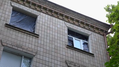 Ремонтують дах і міняють вікна: у Чернігові почали відновлювати будинок на Ремісничий, який обстріляли росіяни Ремонтують дах і міняють вікна: у Чернігові почали відновлювати будинок на Ремісничий, який обстріляли росіяни