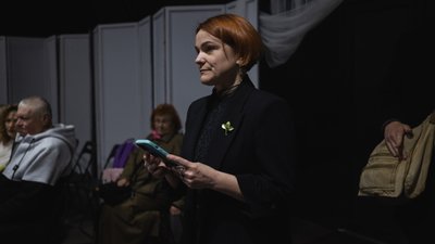«Про потребу триматися попри все»: у Луцьку показали виставу «Кімната Левчанівської» «Про потребу триматися попри все»: у Луцьку показали виставу «Кімната Левчанівської»