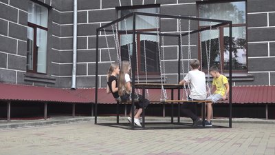 У тернопільській школі встановили куб із гойдалками