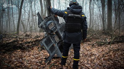 На Київщині сапери знайшли у лісі бойову частину російського БпЛА