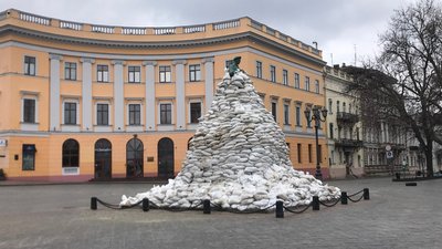 Пам’ятник Дюку в Одесі обклали тисячею мішків з піском. ФОТО Пам’ятник Дюку в Одесі обклали тисячею мішків з піском. ФОТО