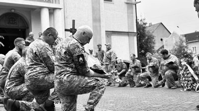 У Мукачеві попрощалися із полеглим на війні Іваном Качуром У Мукачеві попрощалися із полеглим на війні Іваном Качуром