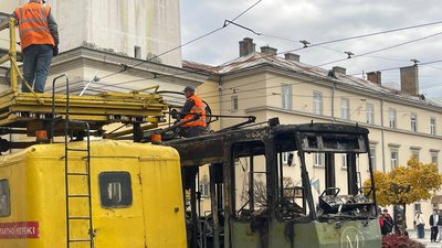 Трамвай, який згорів на площі Митній у Львові