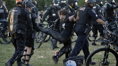 У США на акції Black Lives Matter поранено 21 поліцейського У США на акції Black Lives Matter поранено 21 поліцейського