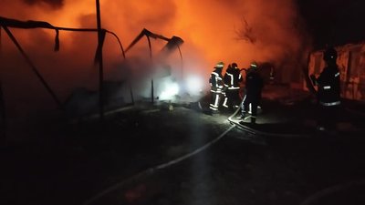 На Одещині горіла колишня база відпочинку: вогонь знищив сім будинків На Одещині горіла колишня база відпочинку: вогонь знищив сім будинків