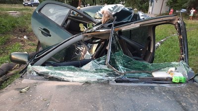 У Кропивницькому автомобіль в'їхав у труби опалення. Є травмована У Кропивницькому автомобіль в'їхав у труби опалення. Є травмована