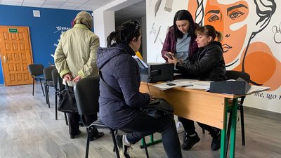 На Буковині у додатковому відділі ЦНАПу працює 12 волонтерок-переселенок На Буковині у додатковому відділі ЦНАПу працює 12 волонтерок-переселенок