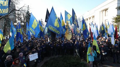Під Радою два "земельні" мітинги. Зігнали трактори