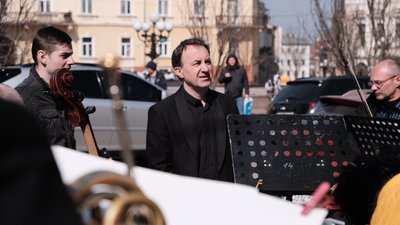 Концерт посеред міста. У Чернівцях щодня на сходах філармонії грають гімн України Концерт посеред міста. У Чернівцях щодня на сходах філармонії грають гімн України