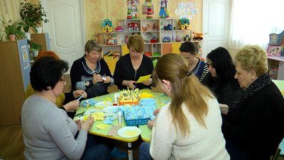 У Житомирі працівники дитсадка виготовили більше 700 пасок, які відправлять військовим ЗСУ У Житомирі працівники дитсадка виготовили більше 700 пасок, які відправлять військовим ЗСУ