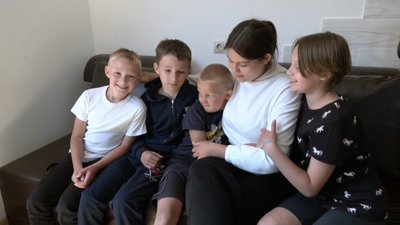 Родина з Волині у будинку сімейного типу виховує дев'ятеро дітей Родина з Волині у будинку сімейного типу виховує дев'ятеро дітей