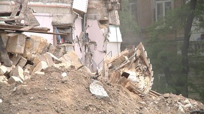 В Одесі рятувальники дістають з-під завалів будинку на Торговій особисті речі мешканців В Одесі рятувальники дістають з-під завалів будинку на Торговій особисті речі мешканців