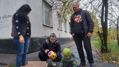 Переселенець з Донецька став волонтером у Сумах і тепер допомагає іншим родинам, які постраждали від війни Переселенець з Донецька став волонтером у Сумах і тепер допомагає іншим родинам, які постраждали від війни