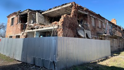 Два роки після влучання ракети у гуртожиток у Супрунівці: чому його досі не відновили