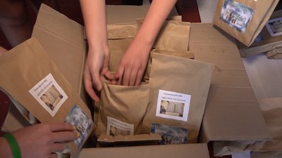 "Миколайчики" на передову: черкаські школярі власноруч зібрали й передали чай із різнотрав'я "Миколайчики" на передову: черкаські школярі власноруч зібрали й передали чай із різнотрав'я