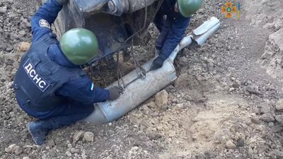На Одещині рятувальники знайшли сучасну авіаційну бомбу На Одещині рятувальники знайшли сучасну авіаційну бомбу