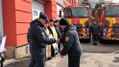 Рятувальники Тернопільщини отримали нові автомобілі та обладнання Рятувальники Тернопільщини отримали нові автомобілі та обладнання