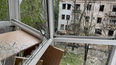 Російська авіація вдарила по середмістю Херсона: є поранені