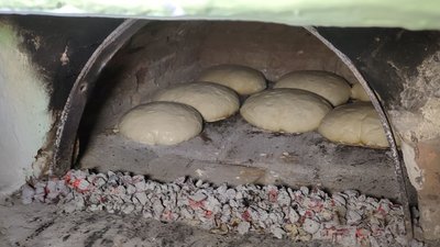 "Хай їдять і здоровими повертаються додому": на Вінниччині багатодітна мати пече на черені хліб для військових "Хай їдять і здоровими повертаються додому": на Вінниччині багатодітна мати пече на черені хліб для військових