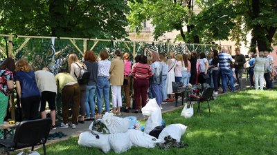У Львові більше сотні людей долучились до плетіння маскувальних сіток для військових