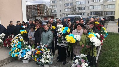 У Тернополі в останню дорогу провели бійця Андрія Мозіля