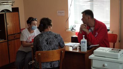 Сімейна лікарка Галина Ракосій разом з колегою-медиком приймають пацієнтку Сімейна лікарка Галина Ракосій разом з колегою-медиком приймають пацієнтку