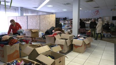 "Немає байдужих": у Черкасах люди приносять речі для військових та переселенців "Немає байдужих": у Черкасах люди приносять речі для військових та переселенців
