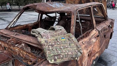 "Треба колеса": у Львові експонують розстріляні пікапи з передової "Треба колеса": у Львові експонують розстріляні пікапи з передової