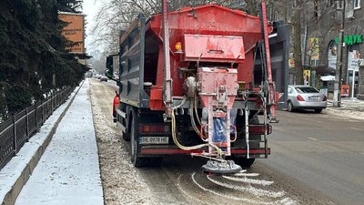 Комунальна машина оброблює дороги від ожеледиці