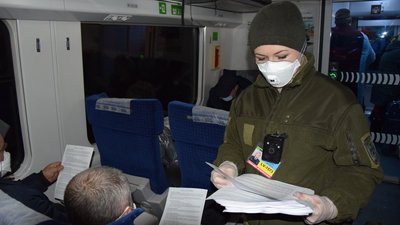 В Україну прибули спецпотяги з Польщі з понад 1000 українців В Україну прибули спецпотяги з Польщі з понад 1000 українців