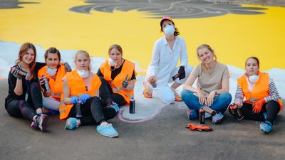 У Житомирі учні ліцею розмалювали частину дороги до школи У Житомирі учні ліцею розмалювали частину дороги до школи
