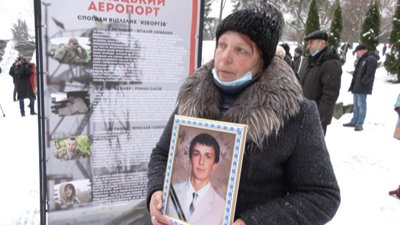 У львівському парку встановили копію вежі Донецького аеропорту