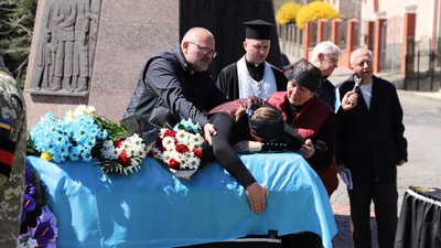 В Ужгороді попрощалися із загиблим захисником Валентином Деревенським В Ужгороді попрощалися із загиблим захисником Валентином Деревенським