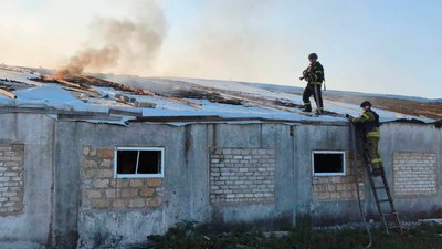 Пожежу у селі Верхньозорянському гасять рятувальники