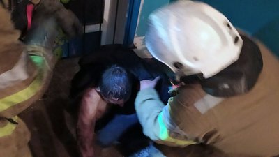 Пожежники рятують людину з пожежі. Фото Пожежники рятують людину з пожежі. Фото