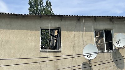 Діра замість даху: мешканці будинку, який горів в Одесі, показали наслідки пожежі Діра замість даху: мешканці будинку, який горів в Одесі, показали наслідки пожежі