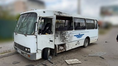 Маршрутка, яку атакував дрон РФ у Центральному районі Херсона
