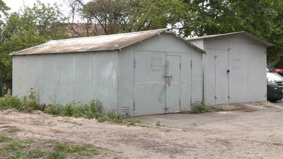 У Рівному продовжують демонтувати гаражі У Рівному продовжують демонтувати гаражі
